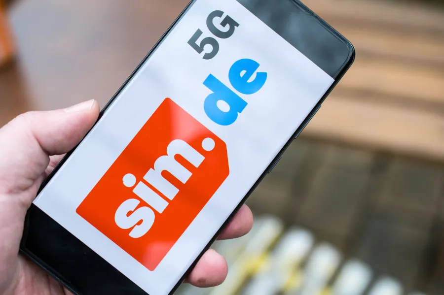 SIM.de mit 5G am Handy (Illustration)