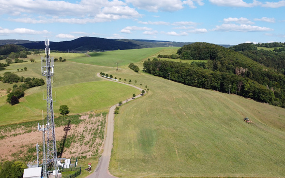 Mobilfunkmast am Feld