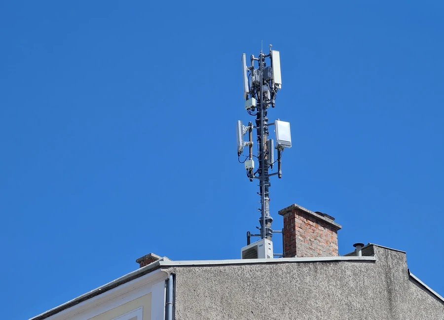 5G- und LTE-Antenne auf dem Dach
