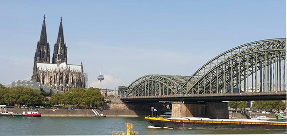 Blick auf Kölner Dom vom Ufer