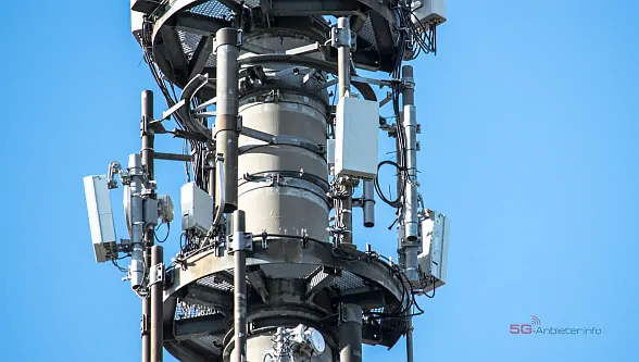 Anteny Vodafone 5G na wieży komórkowej