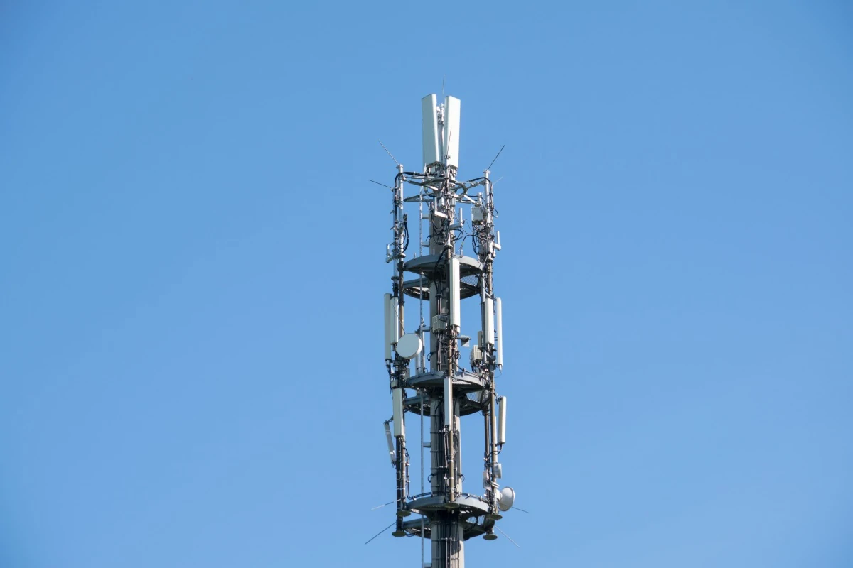 Mobilfunkmast mit mehreren Antennenelementen