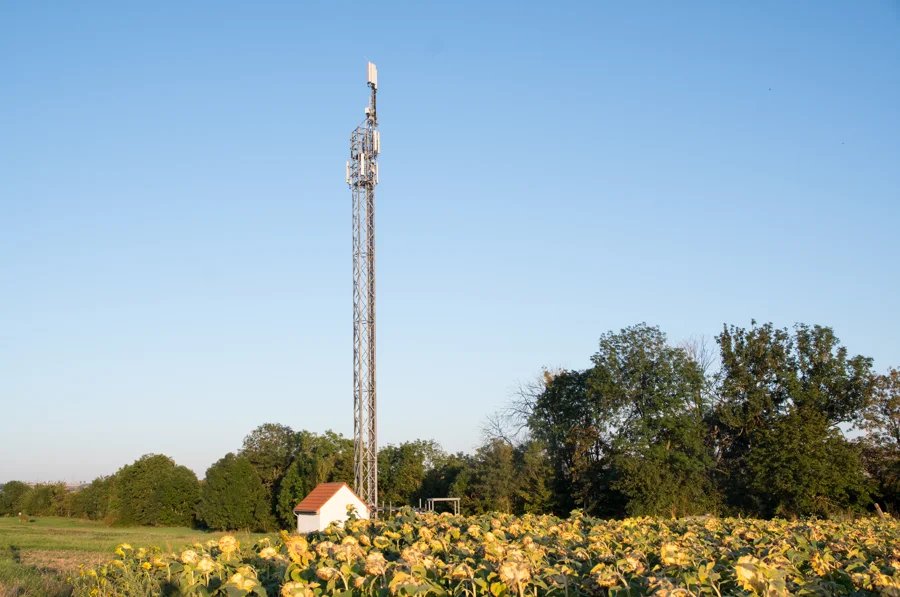 LTE- und 5G-Funkmast auf dem Land